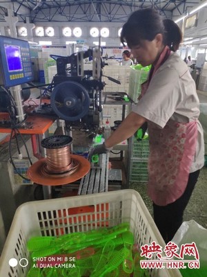 刘小宁:返乡创业开工厂 小产品走上大舞台