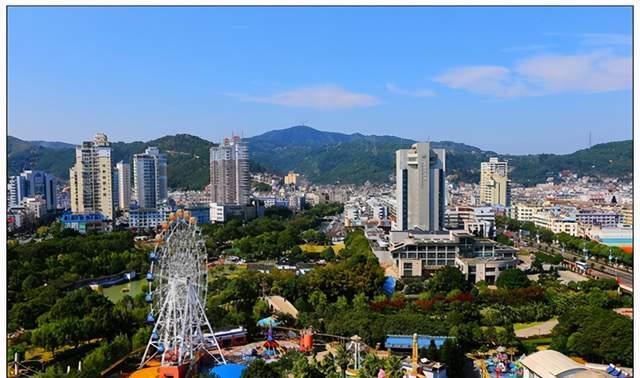 浙江玉环,拥有台州路桥机场,还有大鹿岛风景区